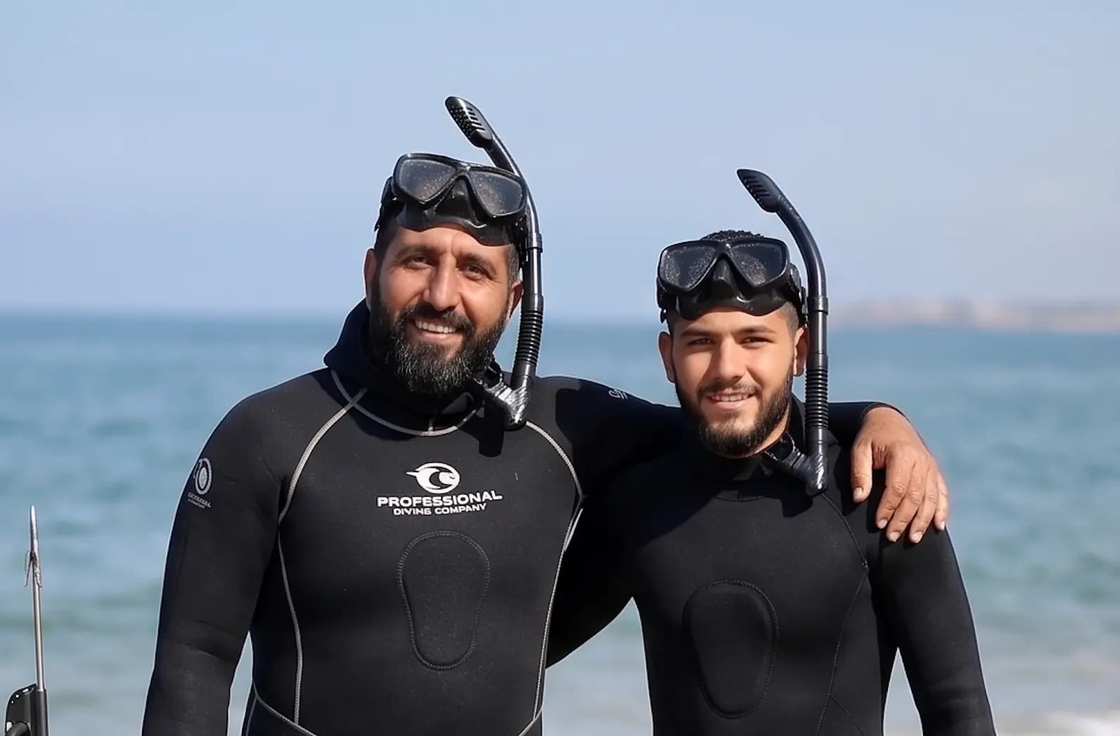 שני צוללנים מחייכים על רקע הים